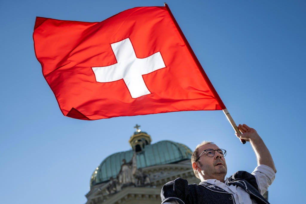 علم سويسرا في مدينة برن في 19 ايلول/سبتمبر 2022 (ا ف ب)