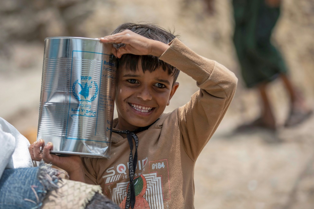 طفل يمني يتلقى مساعدات في تعز في اليمن في 11 أيلول/سبتمبر 2023 (ا ف ب)