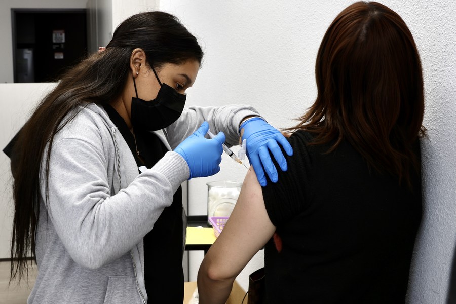 أمريكا تبدأ أولى التجارب السريرية للقاح "شامل" ضد الأنفلونزا