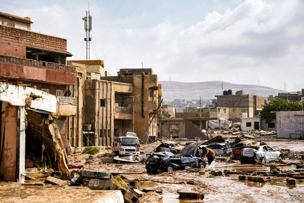 صورة وزعها مكتب رئيس الوزراء المؤقت في بنغازي بتاريخ 11 أيلول/سبتمبر للمركبات المدمرة والأبنية المتضررة في درنة (ا ف ب)