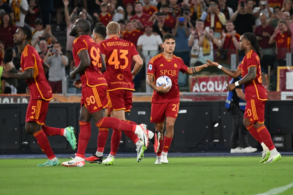 لاعبو روما يحتفلون بهدف الأرجنتيني باولو ديبالا (الثاني من اليمين) ضد إمبولي في الدوري الإيطالي لكرة القدم. روما في 17 أيلول/سبتمبر 2023 (ا ف ب)