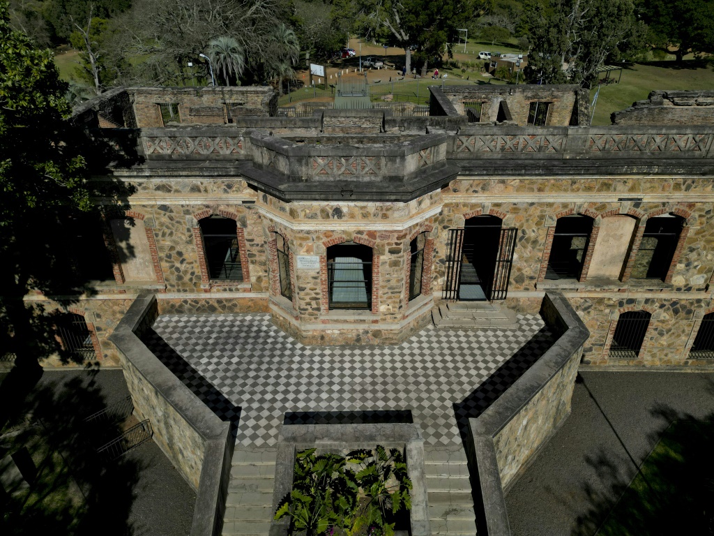 لقطة جوية تُظهر قصر سان كارلوس الذي بناه في العام 1888 القطب الفرنسي إدوار دومانشي في مدينة كونكورديا بشمال شرق الأرجنتين في 29 آب/أغسطس 2023 (ا ف ب)