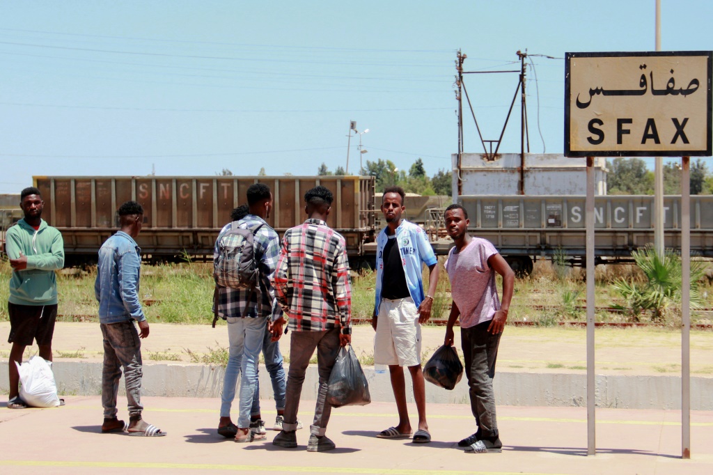 مهاجرون افارقة ينتظرون عند محطة قطار في صفاقس التونسية في الخامس من تموز/يوليو 2023 (ا ف ب)
