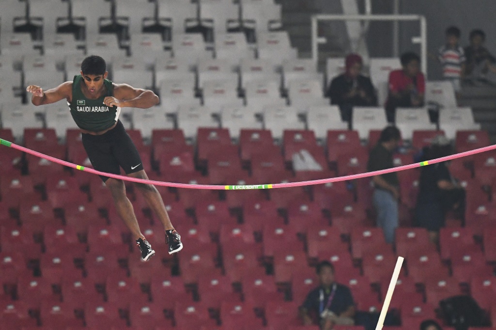 يخوض السعودي حسين آل حزام لاعب القفز بالزانة الدورة وهو في أفضل حالاته الفنية والمعنوية (ا ف ب)