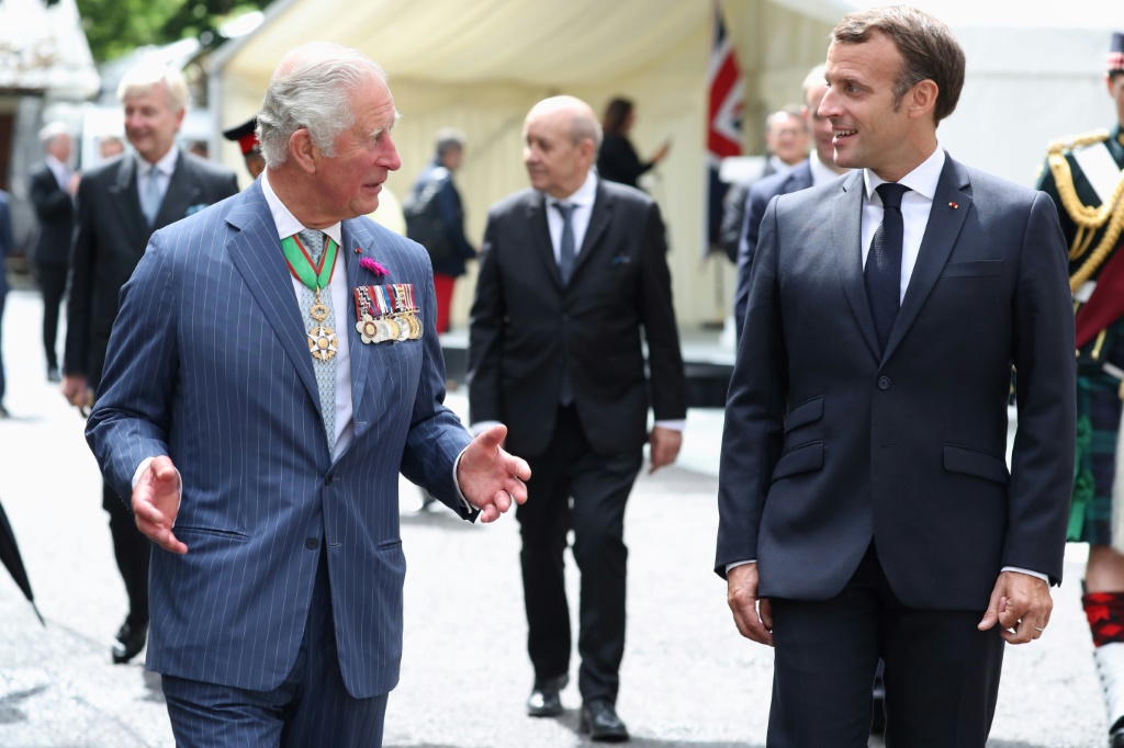 الرئيس الفرنسي إيمانويل ماكرون (يمين) والأمير البريطاني تشارلز في وسط لندن في 18 حزيران/يونيو 2020 (ا ف ب)