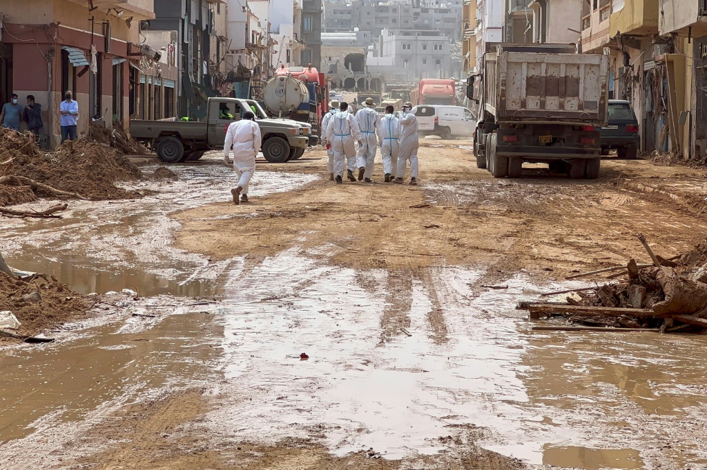 عمال انقاذ في مدينة درنة الليبية في 17 أيلول/سبتمبر 2023 (أ ف ب)   