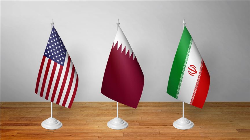 تعبيرية تجمع علم قطربجانب علم إيران وأمريكا (الاناضول)