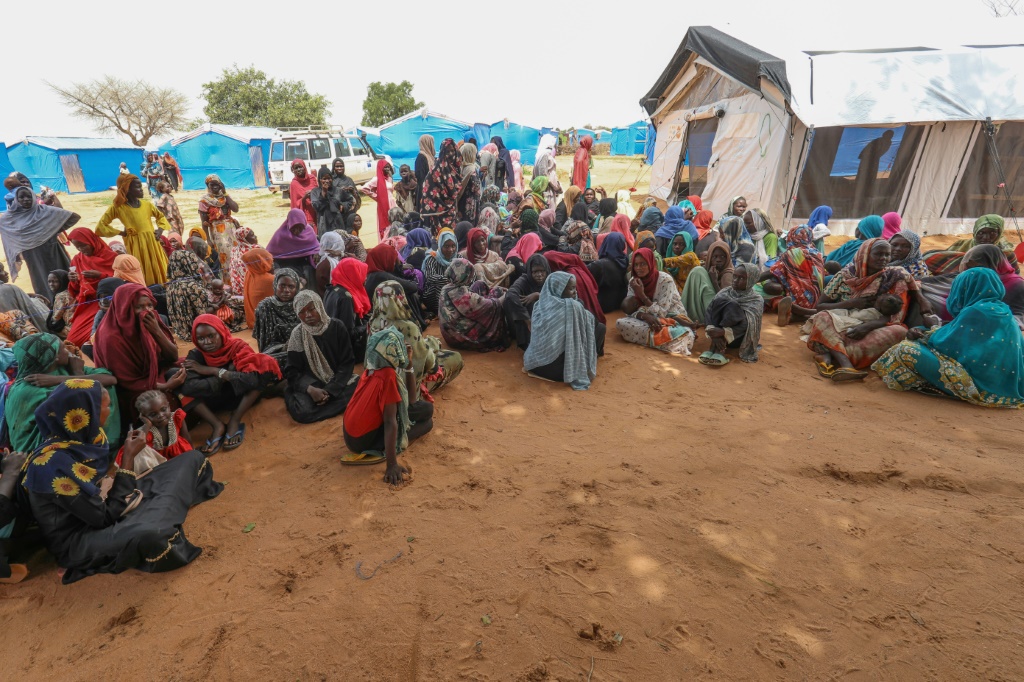 لاجئون من السودان في مخيم ببلدة أدري الحدودية في شرق تشاد في 15 آب/أغسطس 2023 (أ ف ب)   