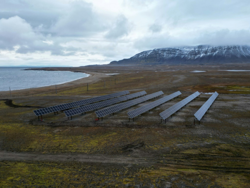 ستساعد الألواح الشمسية المعسكر الأساسي للسياح على تقليل اعتماده على الوقود الأحفوري (أ ف ب)   