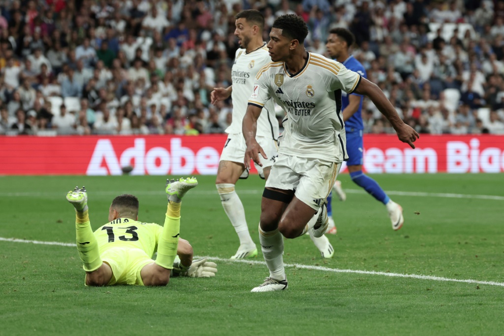 لاعب وسط ريال مدريد الانكليزي جود بيلينغهام يسدد ويسجل الهدف الثاني لفريقه في مرمى خيتافي على ملعب سانتياغو برنابيو في مدريد في الثاني من أيلول/سبتمبر 2023 (ا ف ب)