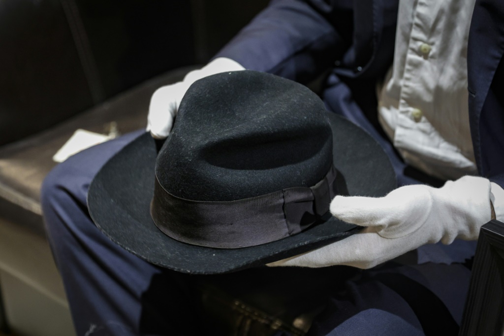 القبعة التي اعتمرها مايكل جاكسون عندما أدى للمرة الأولى حركته الراقصة الشهيرة 