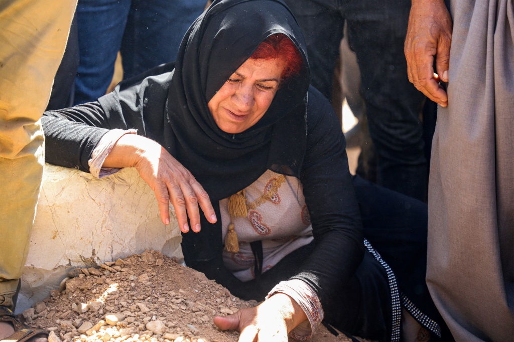 من تشييع أحد العناصر الأمنية الذين قتلوا بقصف طائرة مسيرة على مطار زراعي في السليمانية في إقليم كردستان العراق في 19 أيلول/سبتمبر 2023 (ا ف ب)