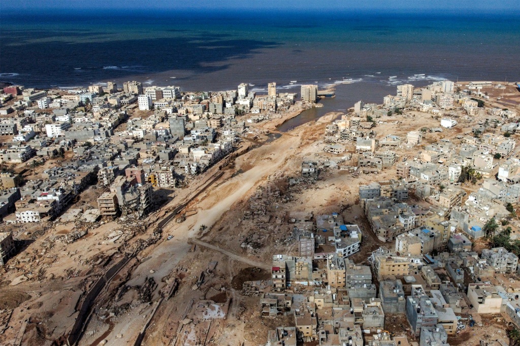  صورة ملتقطة من الجو في 18 أيلول/سبتمبر 2023 تظهر آثار الفيضانات في مدينة درنة الليبية (ا ف ب)