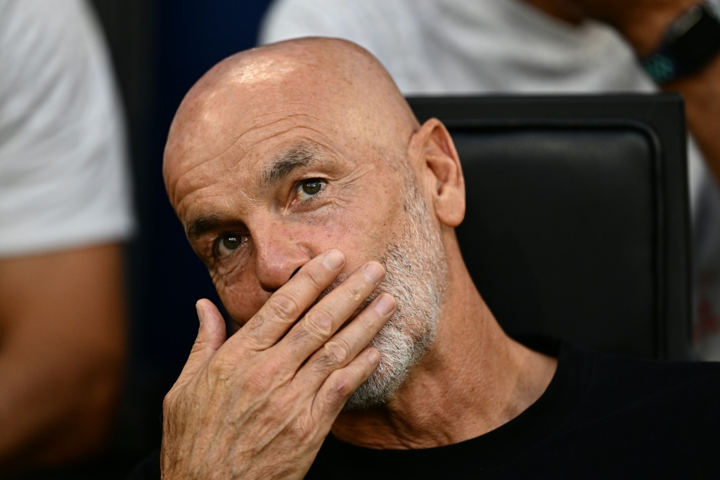 مدرب ميلان الإيطالي ستيفانو بيولي خلال المباراة ضد نيوكاسل الإنكليزي في دوري أبطال أوروبا لكرة القدم. ميلانو في 19 أيلول/سبتمبر 2023 (ا ف ب)
