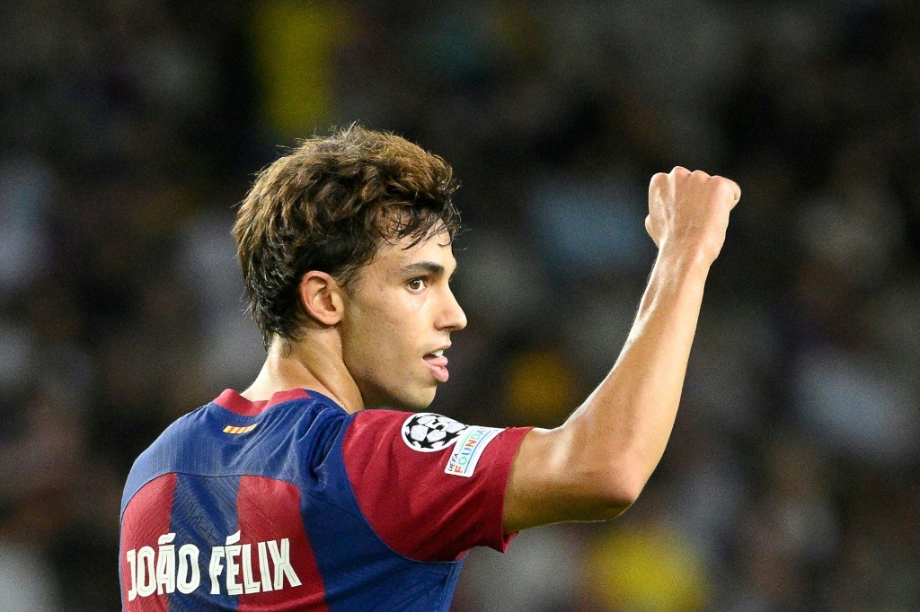 مهاجم برشلونة البرتغالي جواو فيليكس محتفلا بتسجيله هدفه الثاني والخامس لفريقه في مرمى انتورب البلجيكي في دوري ابطال اوروبا. 19 ايلول/سبتمبر 2023 (ا ف ب)