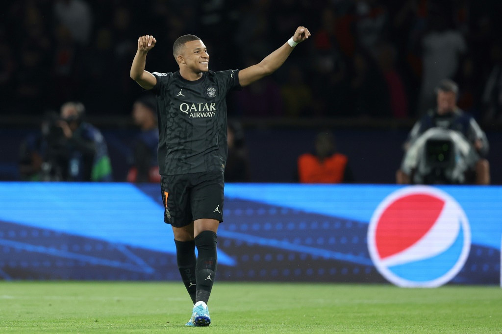 الفرنسي كيليان مبابي يحتفل بالتسجيل لباريس سان جرمان في مرمى بوروسيا دورتموند الألماني في دوري أبطال أوروبا لكرة القدم. باريس في 19 أيلول/سبتمبر 2023 (ا ف ب)