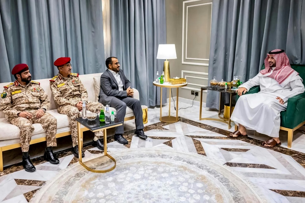 التقى وزير الدفاع السعودي الأمير خالد بن سلمان (على اليمين) وفد الحوثيين في الرياض (أ ف ب)   
