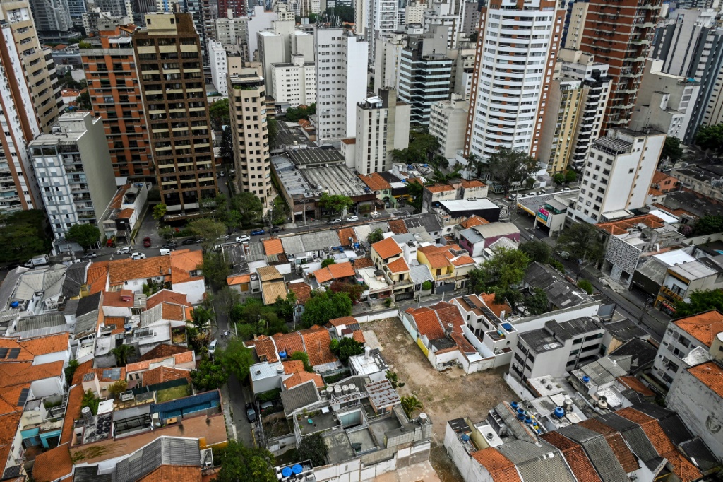 منظر جوي للمنازل المحاطة بالمباني الشاهقة في حي بينهيروس في ساو باولو بالبرازيل في 5 سبتمبر 2023 (أ ف ب)   