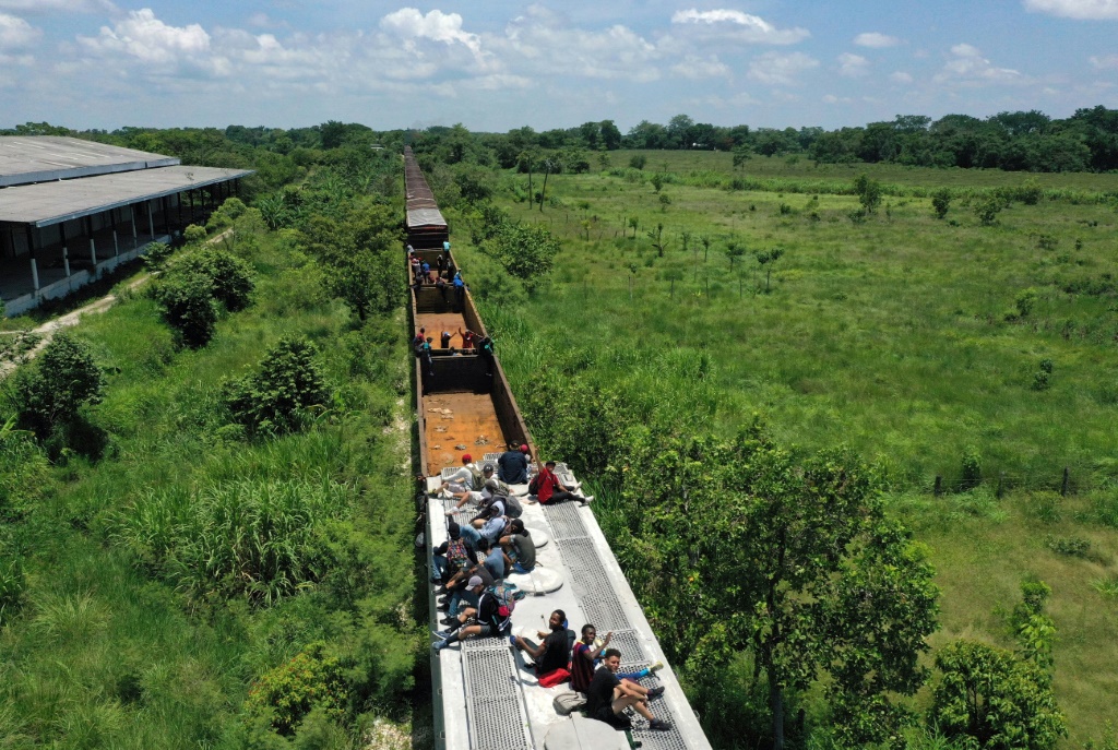 غالبًا ما يصعد المهاجرون على متن قطارات الشحن - بما في ذلك القطار المعروف باسم "الوحش" - في رحلة محفوفة بالمخاطر عبر المكسيك إلى الولايات المتحدة (ا ف ب)   