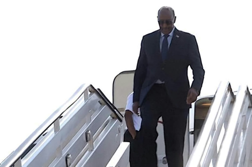 قائد الجيش السوداني عبد الفتاح البرهان لدى وصوله الى بورت سودان عائدا من جنوب السودان في الرابع من ايلول/سبتمبر 2023 (أ ف ب)   