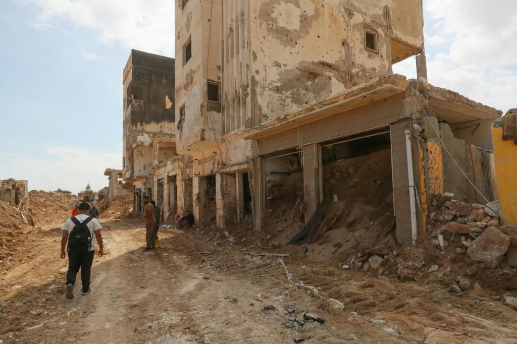 رجل يسير في 19 أيلول/سبتمبر 2023 بين الأنقاض في أحد شوارع درنة في شرق ليبيا التي اجتاحتها الفيضانات (ا ف ب)