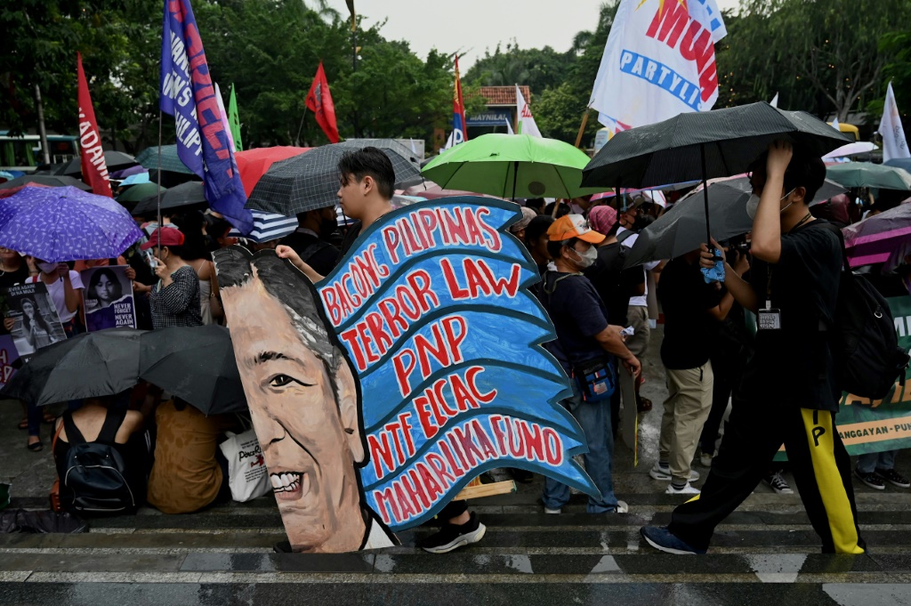 واتهم نشطاء فلبينيون الرئيس ماركوس الابن بتنفيذ "حملة مطاردة" ضد المدافعين عن حقوق الإنسان (أ ف ب)   