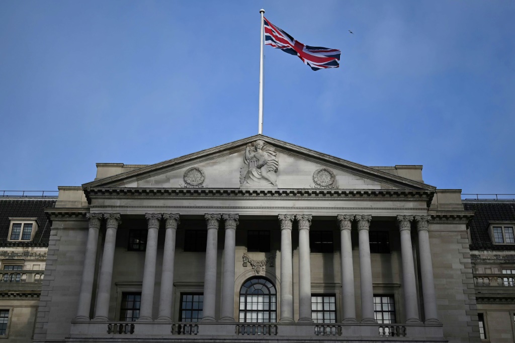 يتعين على بنك إنجلترا أن يقرر ما إذا كان سيرفع أسعار الفائدة مرة أخرى أو يبقيها دون تغيير بعد الانخفاض المفاجئ في التضخم في المملكة المتحدة (أ ف ب)   