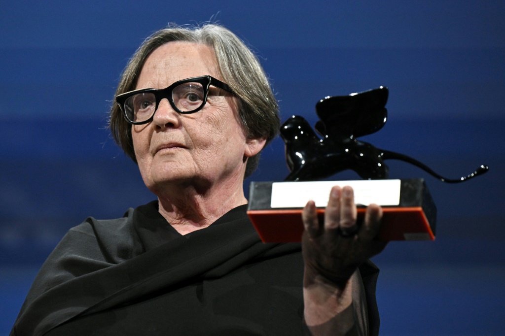 لمخرجة البولندية أنييشكا هولاند متسلمة في 9 أيلول/سبتمبر 2023 جائزة لجنة التحكيم في الدورة الثمانين لمهرجان البندقية السينمائي عن فيلمها "غرين بوردر" (ا ف ب)