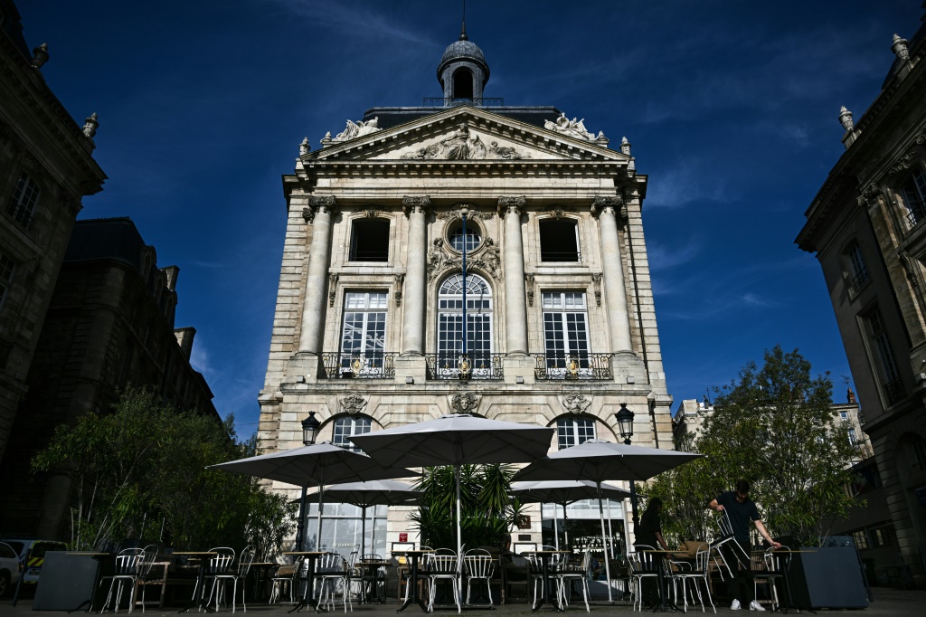 نادل يرتب الكراسي على شرفة مطعم في مدينة بوردو في جنوب غرب فرنسا في 28 تموز/يوليو 2023 (ا ف ب)