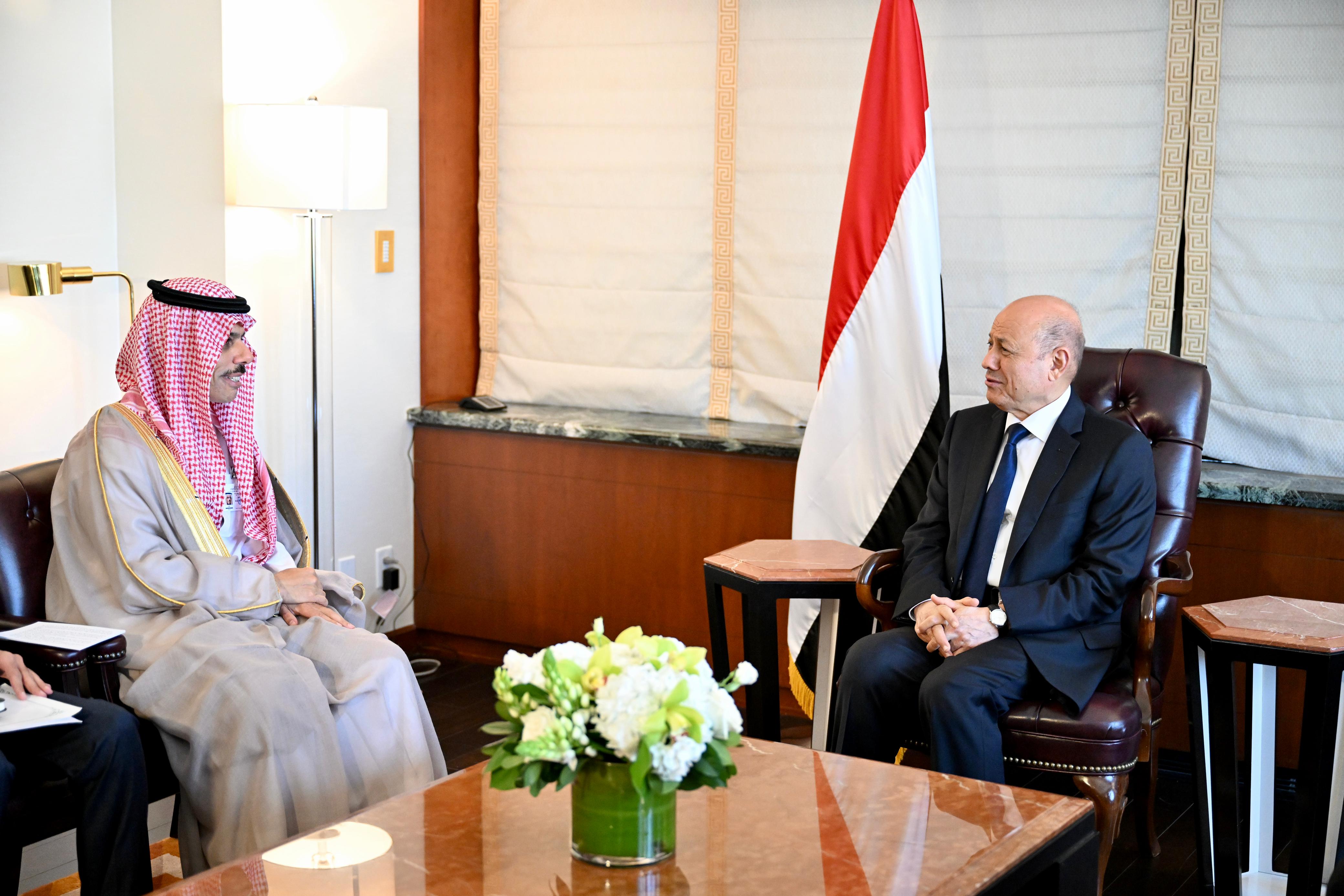 الرئيس الدكتور رشاد محمد العليمي، رئيس مجلس القيادة الرئاسي اليمني مع وزير الخارجية السعودي (سبأ)
