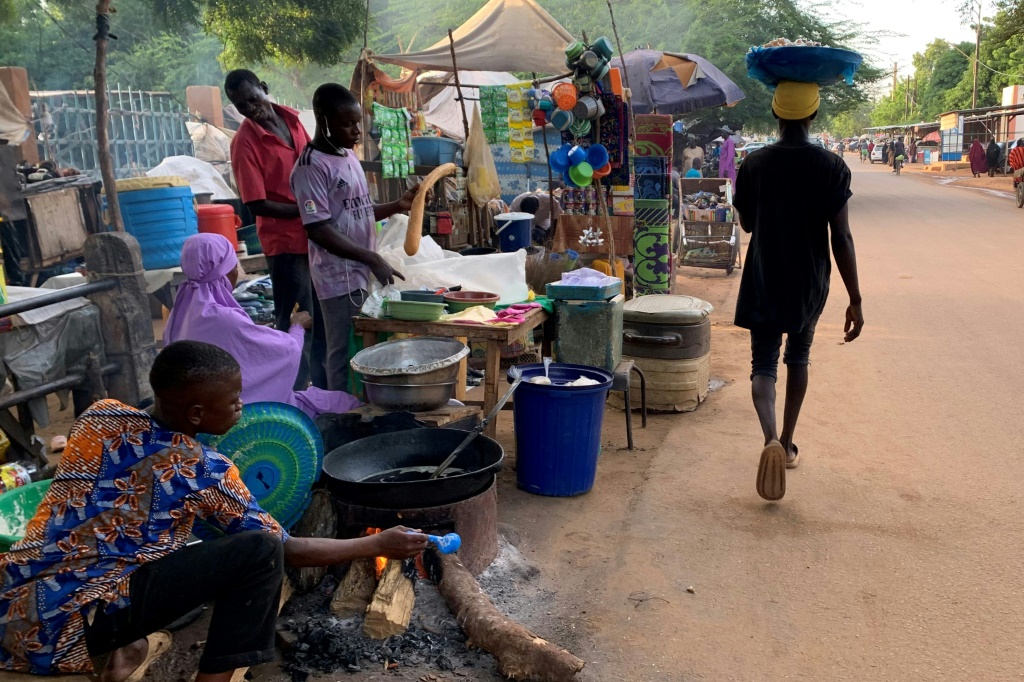 نقص في السلع الغذائية والادوية في النيجر التي تعد واحدة من افقر دول العالم (ا ف ب)   
