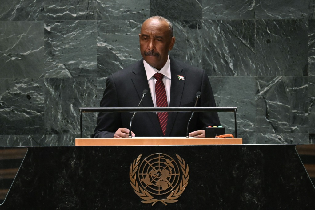 الحاكم العسكري للسودان الفريق أول عبد الفتاح البرهان يلقي كلمة أمام الدورة الـ78 للجمعية العامة للأمم المتحدة (أ ف ب)   