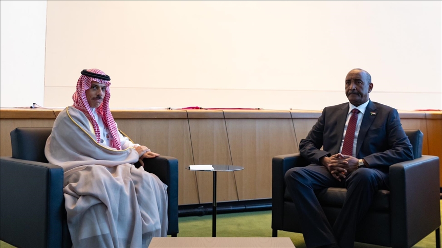 وزير الخارجية السعودي يبحث مع البرهان مستجدات الأوضاع في السودان (واس)