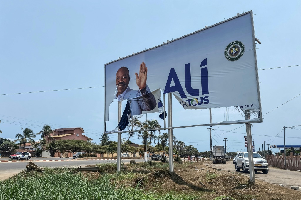 لافتة اعلانية للرئيس الغابوني المخلوع علي بونغو وقد مزقت صورته في ليبرفيل في 31 آب/اغسطس 2023 (ا ف ب)