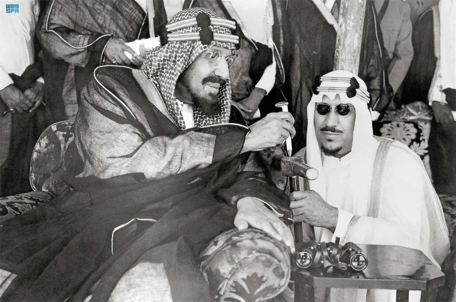 الملك عبد العزيز وابنه الملك سعود (أرشيف وطني سعودي)
