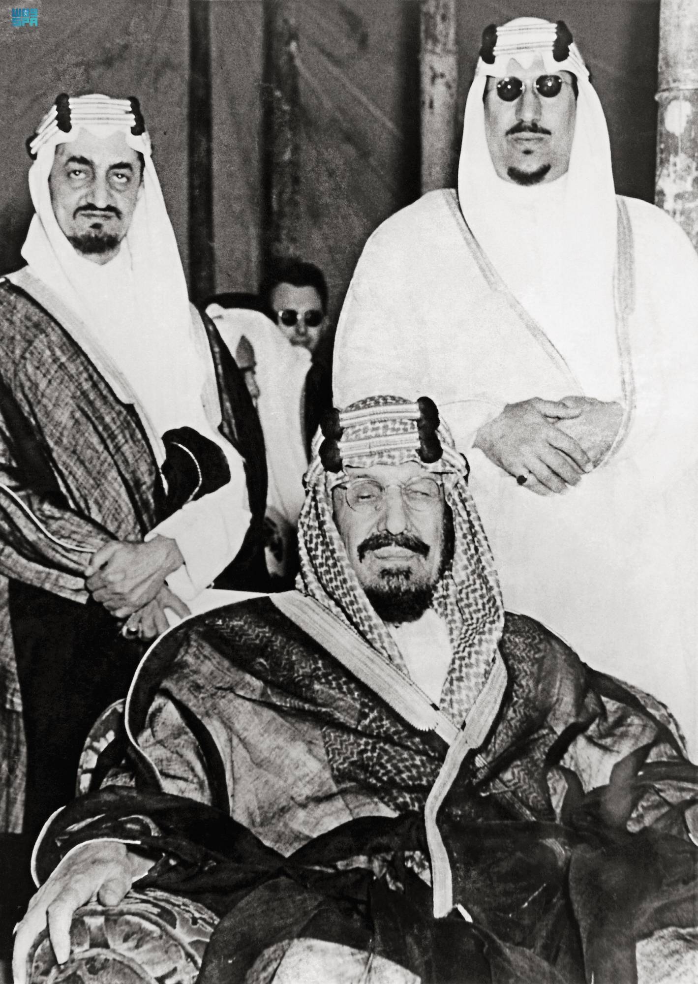 الملك عبد العزيز ويقف خلفه ابناه الملك سعود والملك فيصل (واس)