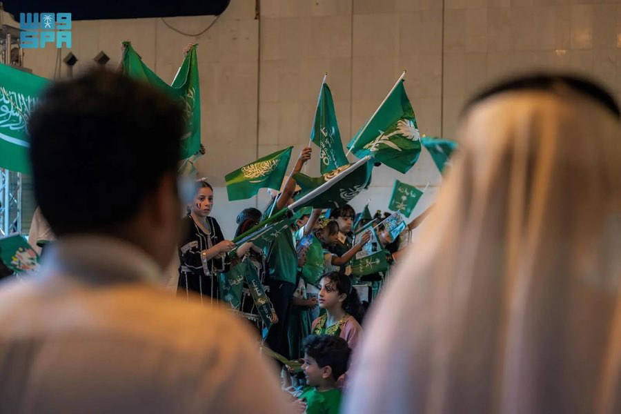 تشارك السعوديون الاحتفالات الوطنية التي عمّت مدن البلاد تحت شعار «نحلم ونحقق» (واس)