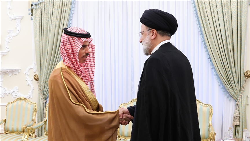الرئيس الايراني مع وزير الخارجية السعودي (الأناضول)