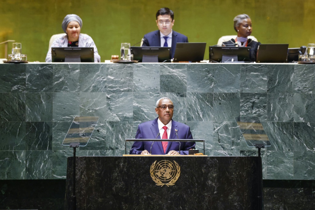 نائب رئيس الوزراء الإثيوبي ديميكي ميكونين يلقي كلمة أمام الدورة الثامنة والسبعين للجمعية العامة للأمم المتحدة (أ ف ب)   