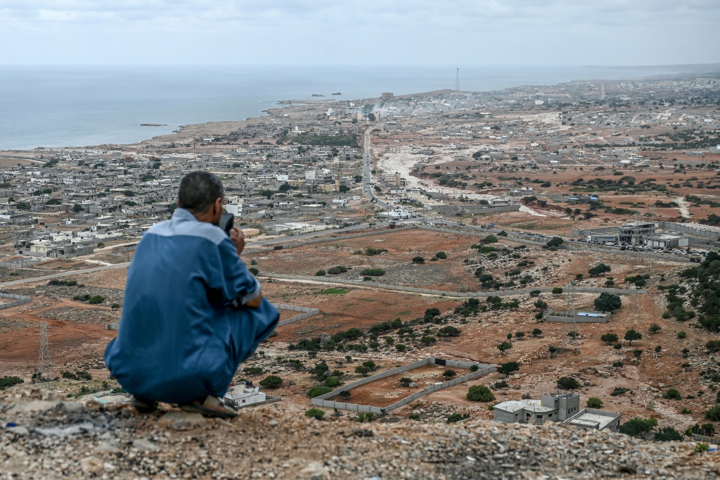 رجل يتفقد مدينة سوسة شرق ليبيا في 21 ايلول/سبتمبر 2023 (ا ف ب)