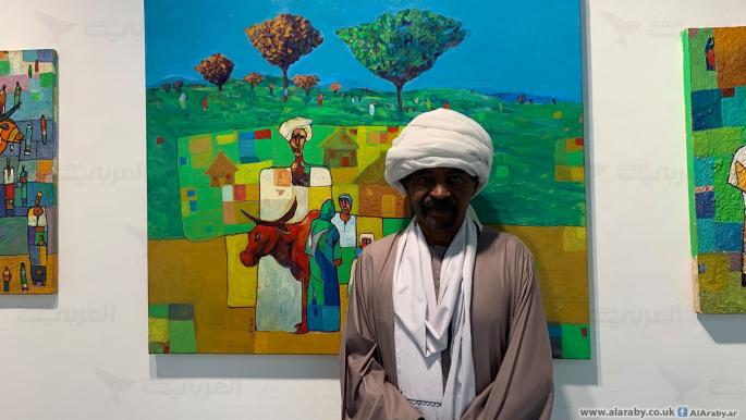 نور الهادي خضر في معرضه (العربي الجديد)