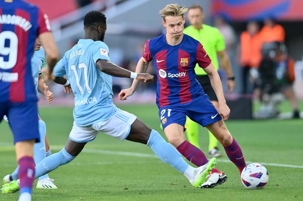 لقطة للهولندي فرنكي دي يونغ لاعب وسط برشلونة خلال مواجهة سلتا فيغو في الدوري الاسباني لكرة القدم. 23 ايلول/سبتمبر 2023 (ا ف ب)