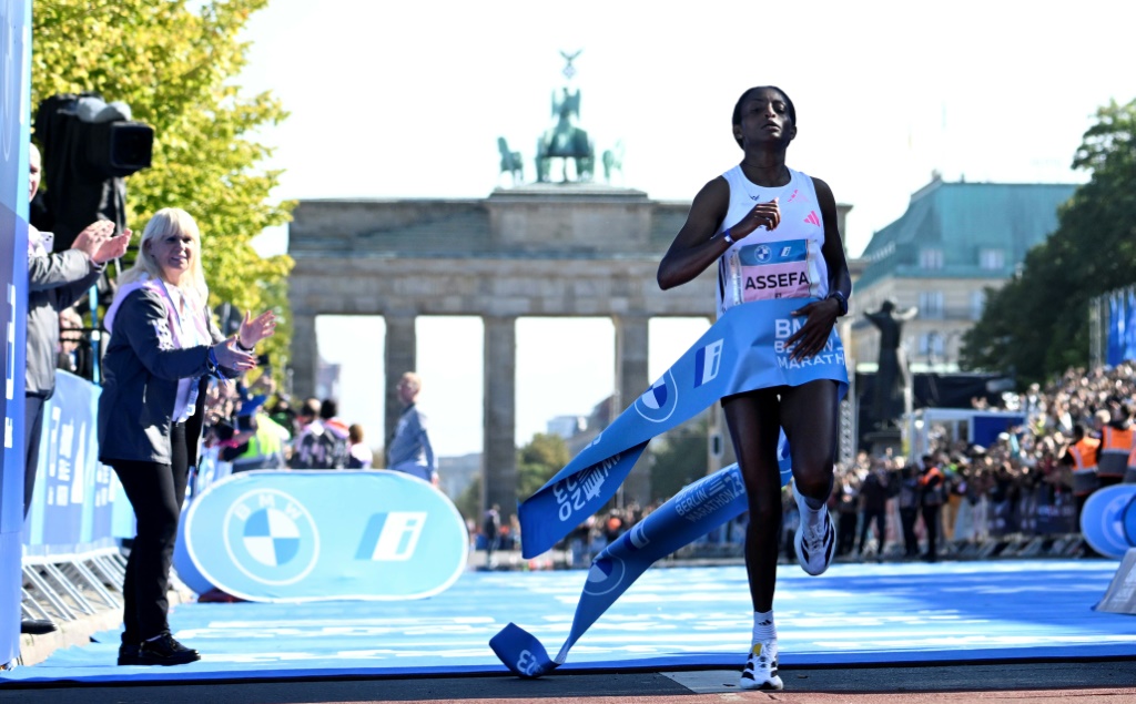 العداءة الاثيوبية تيغيست أسيفا تجتاز خط الوصول في سباق ماراثون برلين محطمة الرقم القياسي العالمي في السباق. 24 ايلول/سبتمبر 2023 (ا ف ب)