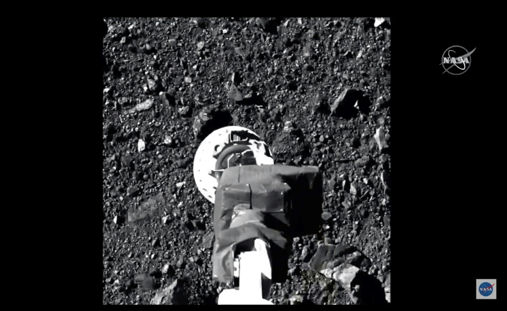 إحدى الصور التي نشرتها وكالة الفضاء الأميركية (ناسا) لعملية جمع المسبار الأميركي "أوسايرس-ريكس"عيّنات من سطح الكويكب بينو في 20 تشرين الأول/أكتوبر 2020 (ا ف ب)