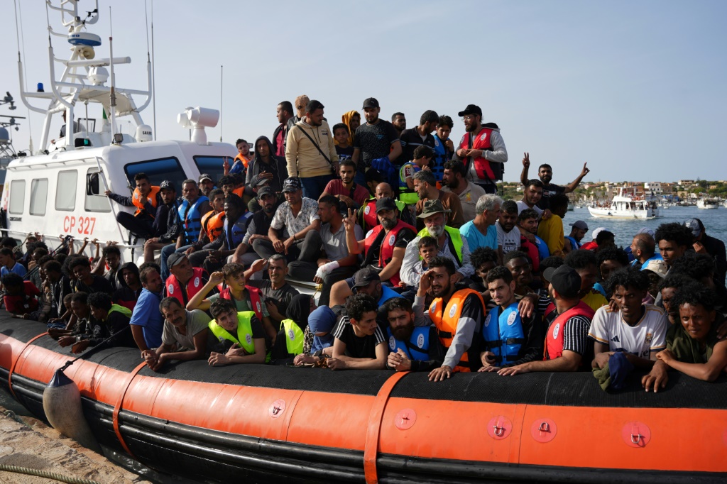 وصول مهاجرين الى ميناء لامبيدوسا في ايطاليا في 18 ايلول/سبتمبر 2023 (ا ف ب)