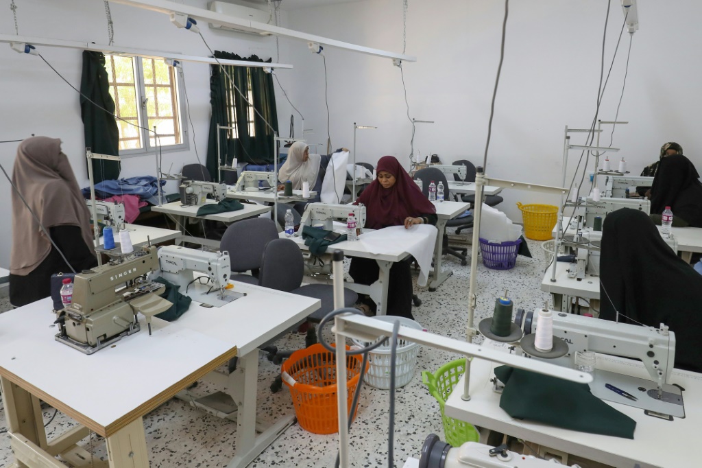 نساء يخطن الملابس الأكفان في طرابلس لإرسالها إلى درنة المكنوبة في شرق ليبيا في 23 أيلول/سبتمبر 2023 (أ ف ب)   