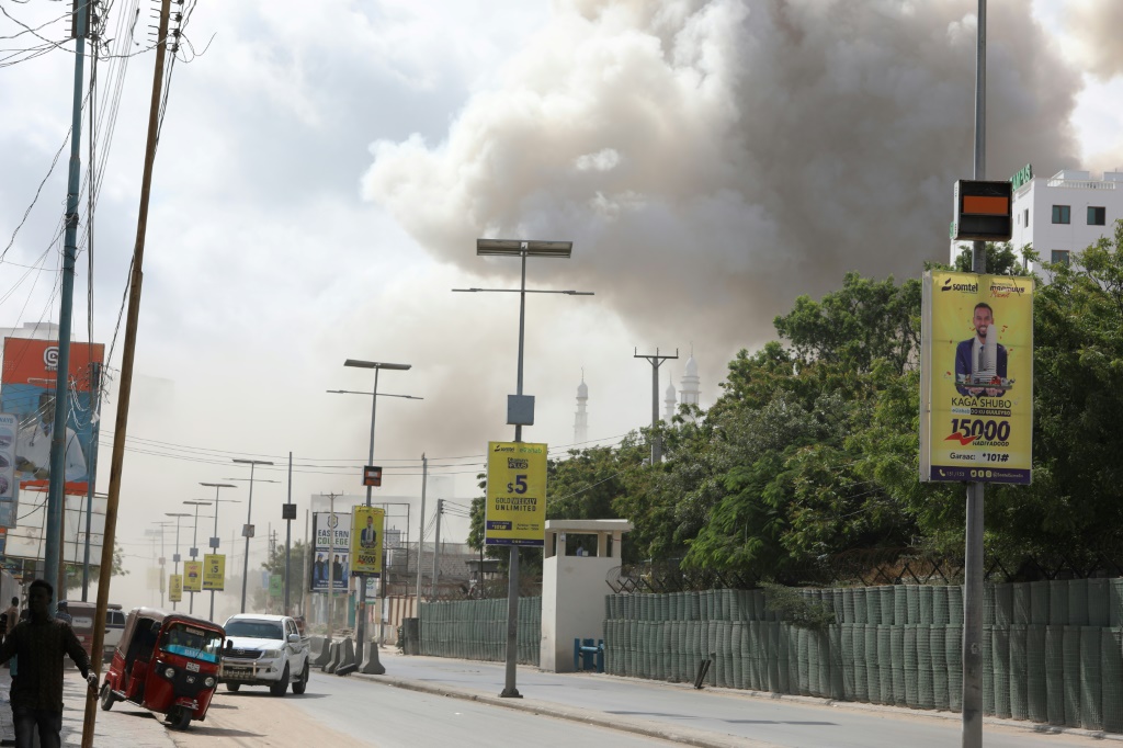 دخان يتصاعد من محيط وزارة التربية في مقديشو بعد انفجار سيارتين مفخختين في 29 تشرين الاول/اكتوبر 2022 (أ ف ب)  &nbsp;