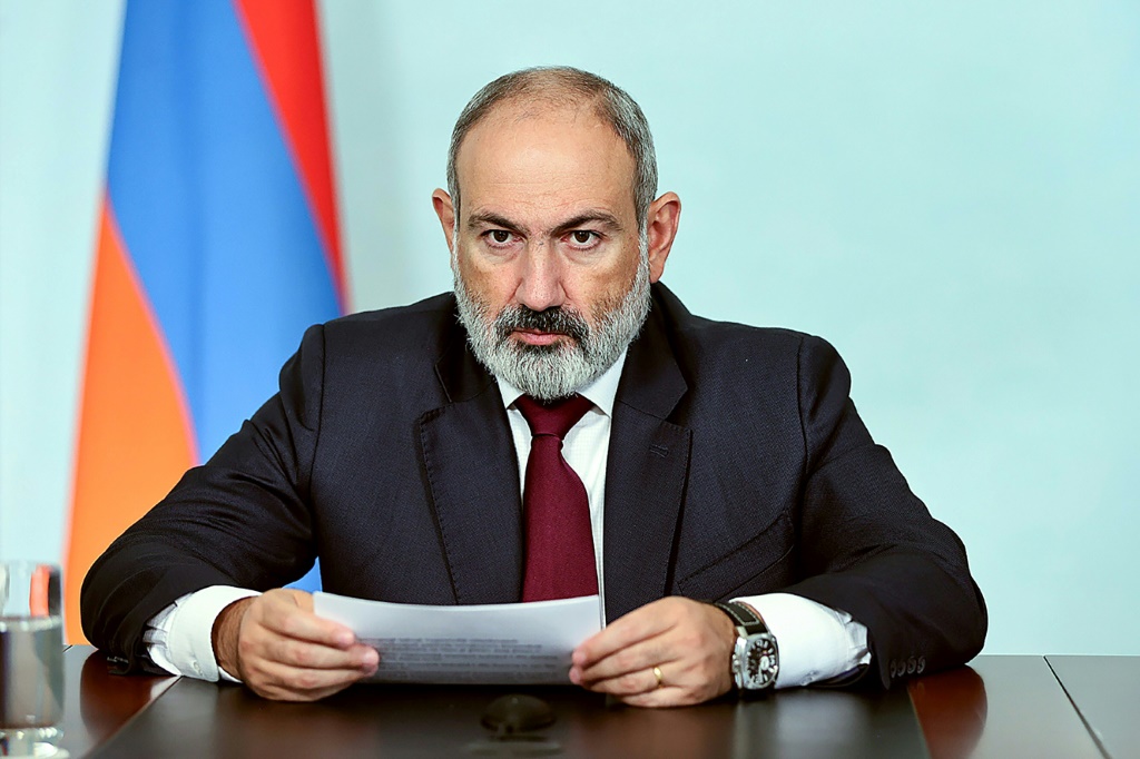 وأشار رئيس الوزراء الأرميني نيكول باشينيان إلى الابتعاد عن روسيا في خطاب تلفزيوني وطني (أ ف ب)   