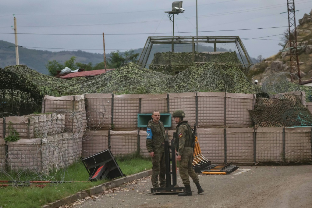 تقبل قوات حفظ السلام الروسية الآن تسليم الأسلحة للمتمردين الأرمن في كاراباخ (أ ف ب)   