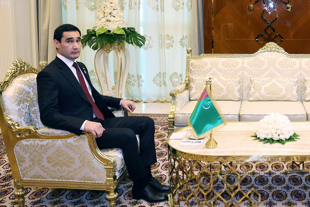 صورة وزعها مكتب الرئاسة التركية في 14 كانون الاول/ديسمبر 2022 تظهر رئيس تركمانستان سردار بردي محمدوف خلال لقائه مع الرئيس التركي رجب طيب اردوغان في تركمانستان. (أ ف ب)  &nbsp;